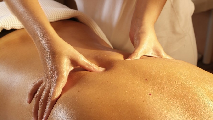 Patientenrücken bei Massage Weibliche Therapeutin massiert Rücken